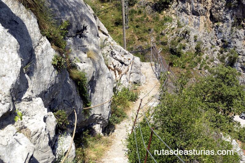 Paso estrecho protegido con cables en Urdón