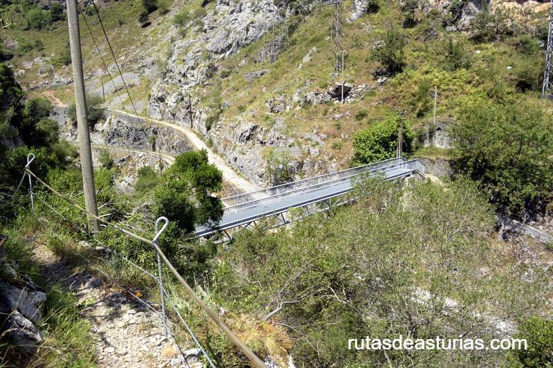 Puente metálico sobre el río Urdón