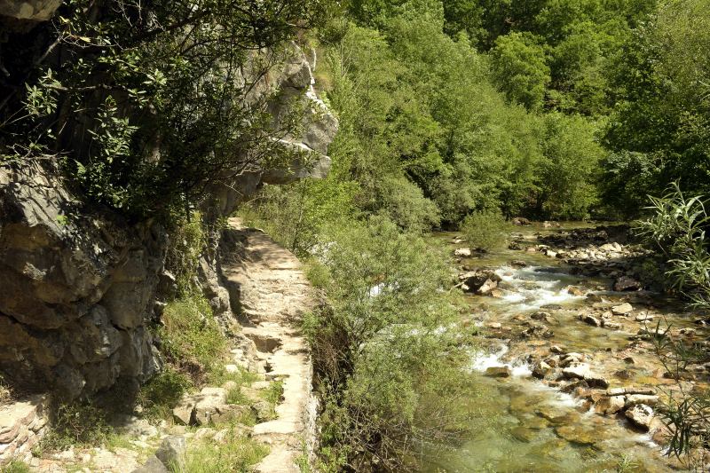Oquedad en el sendero de la Olla de San Vicente