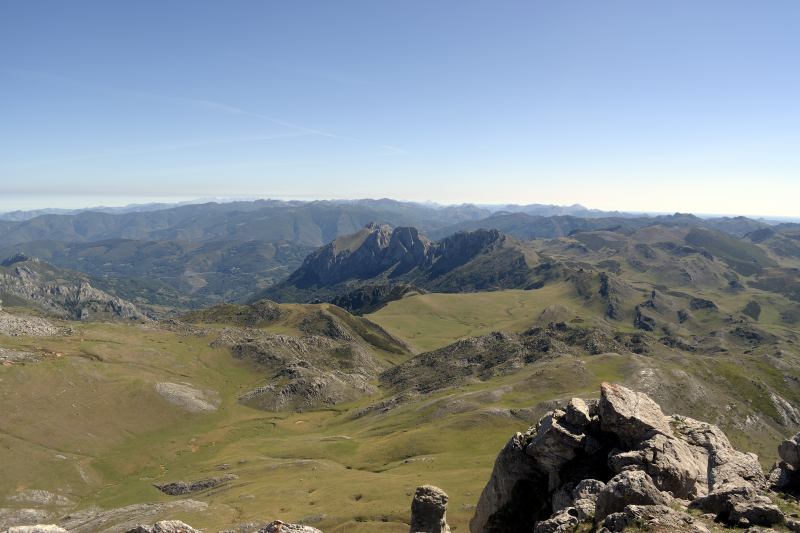 Vista a pico La Mesa desde la cima de Peña Ubiña La Pequeña