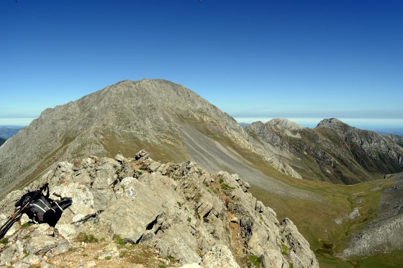 Peña Ubiña La Grande desde la cima de Peña Ubiña La Pequeña