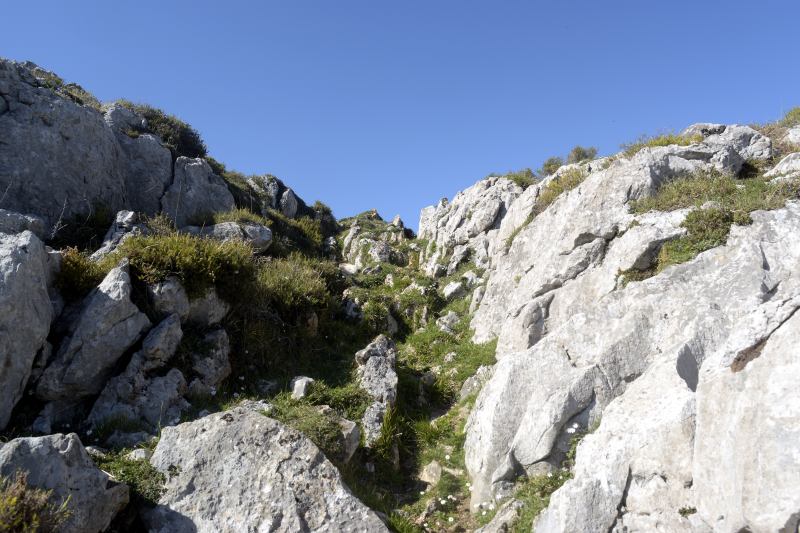 Paso por la hendidura camino de la senda Les Llampes