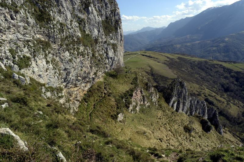 Paso aéreo del sendero Les Llampes