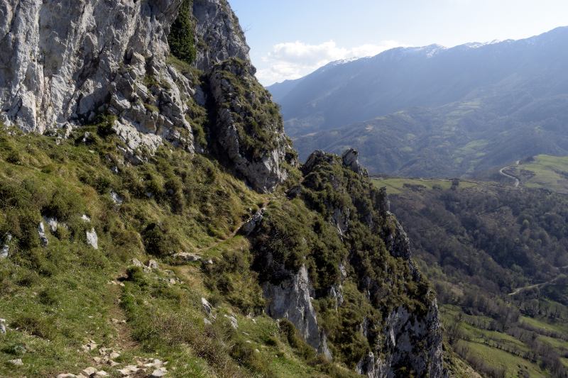 Paso aéreo del sendero Les Llampes
