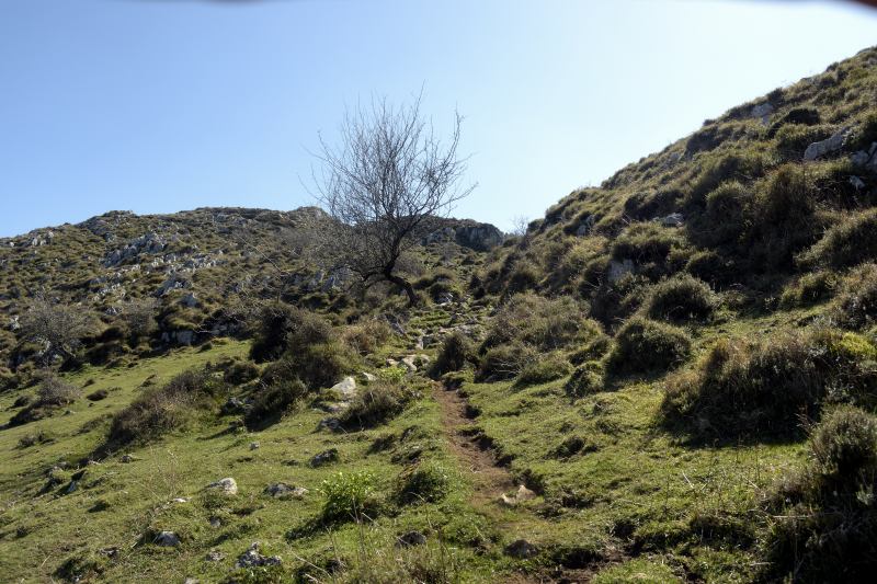 Sendero alejándonos de la capilla de Santiago