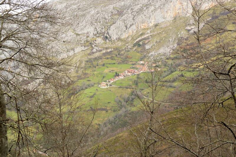 Vista del pueblo La Villa de Sub desde el hayedo de Montegrande