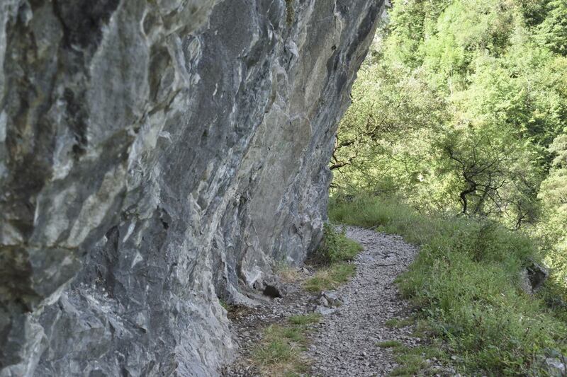 Camino tallado en la pared rocosa de la ruta de Las Xanas