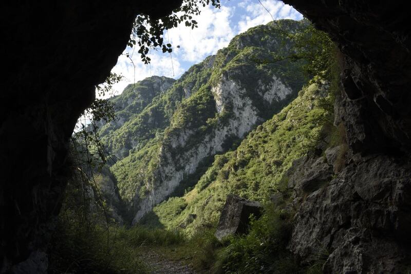 Tunel excavado en la roca del desfiladero de Las Xanas