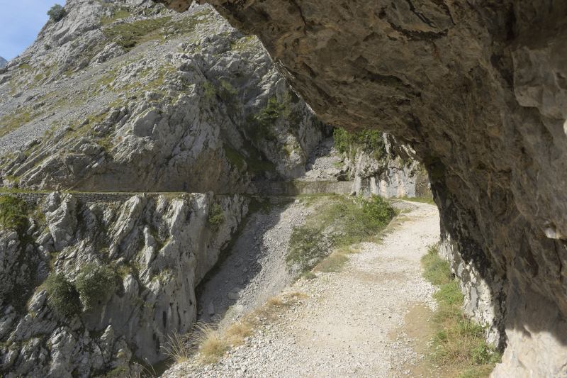 Tramo camino excavado en la roca - Ruta del Cares
