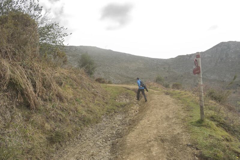Pista de inicio de la ruta subida al pico Caldoveiro, en los Puertos de Marabio