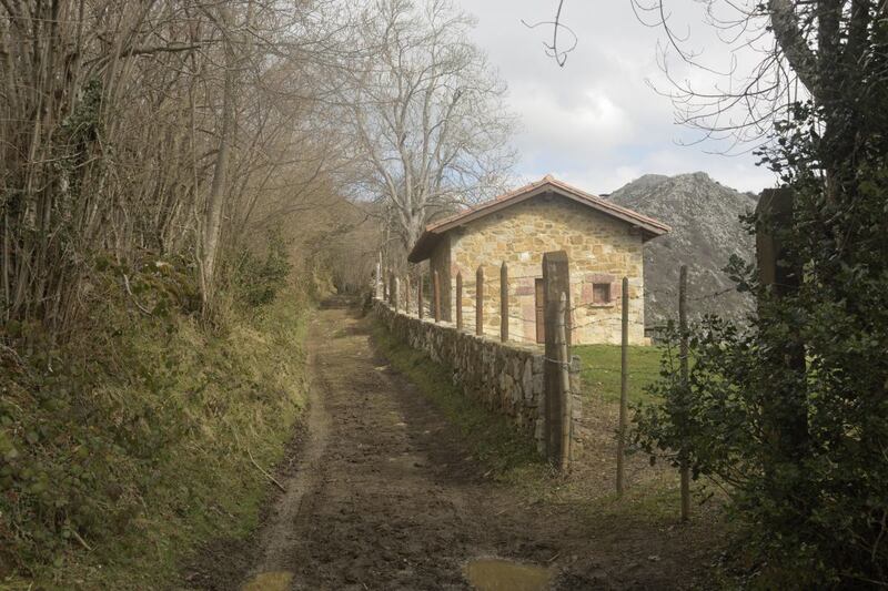 Cabaña rehabilitada al inicio de la ruta al pico Caldoveiro