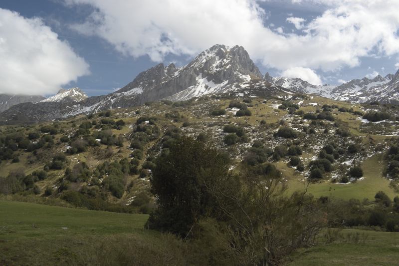 Pico Fariñentu visto desde el camino a Braña La Cardosina