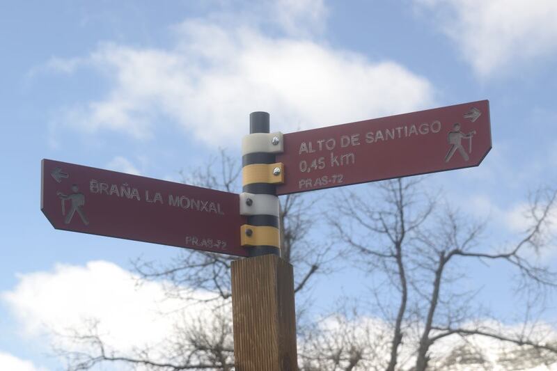 Poste indicativo direcciones a braña La Monxal y Alto de Santiago
