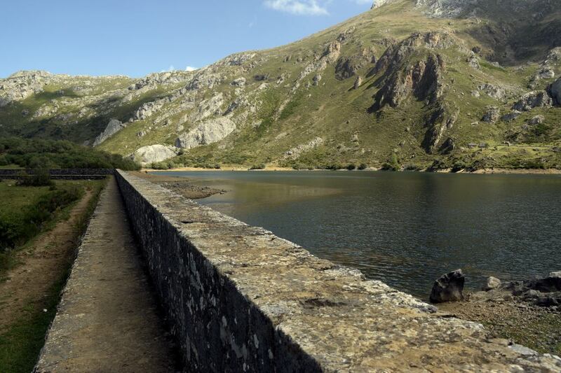 Muro de contención del Lago del Valle